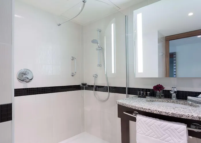 Hampton By Hilton Centre Отель